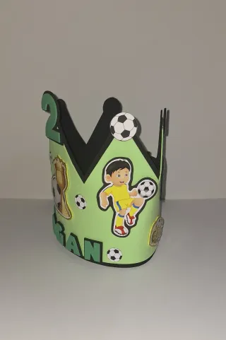 Corona de cumpleaños,1 fútbol y 2 Kpop.