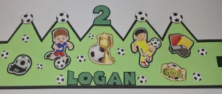 Corona de cumpleaños,1 fútbol y 2 Kpop.