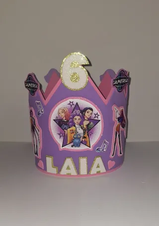 Corona de cumpleaños,1 fútbol y 2 Kpop.