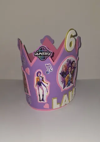 Corona de cumpleaños,1 fútbol y 2 Kpop.