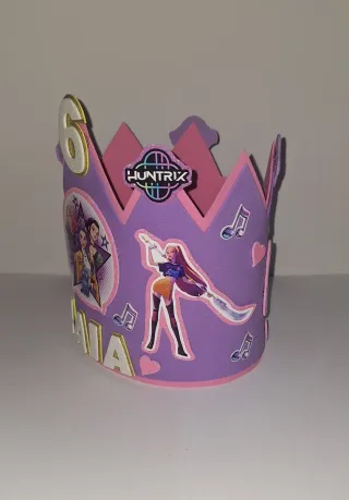 Corona de cumpleaños,1 fútbol y 2 Kpop.