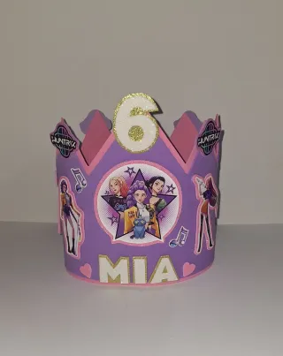 Corona de cumpleaños,1 fútbol y 2 Kpop.