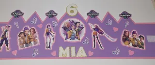 Corona de cumpleaños,1 fútbol y 2 Kpop.