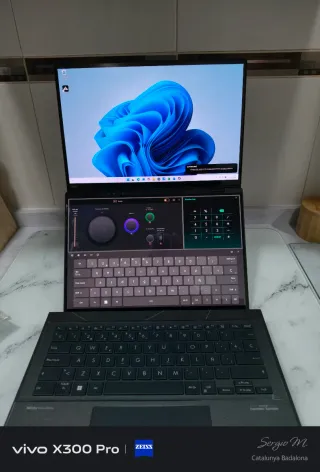 Asus Zenbook Duo Pro UX8406M