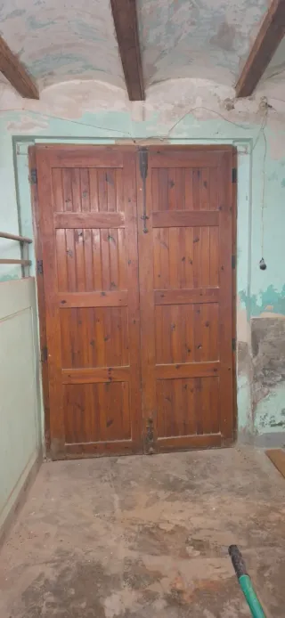 Puerta de madera maciza