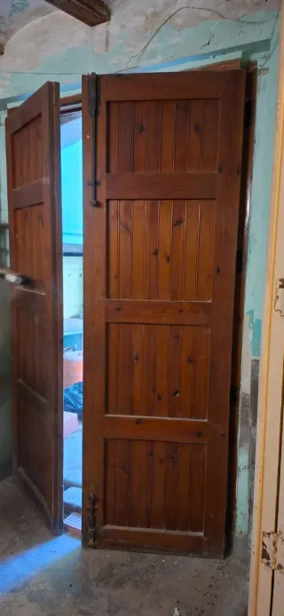 Puerta de madera maciza