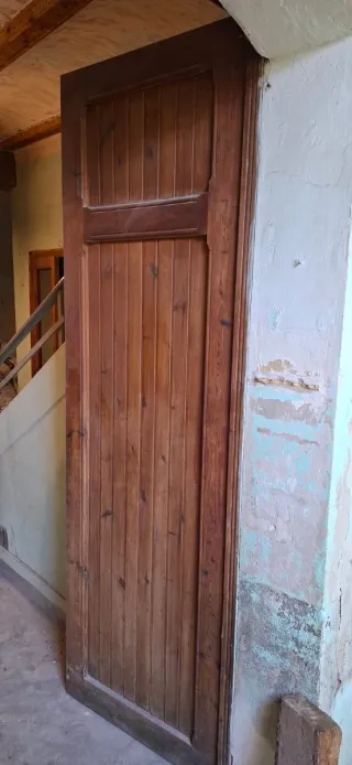 Puerta de madera maciza