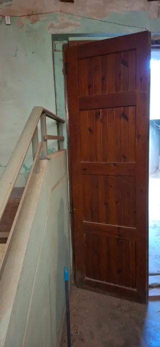 Puerta de madera maciza