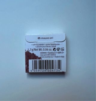 Labial en polvo Essence marrón