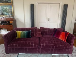 Sofá de tela morado con diseño a cuadros