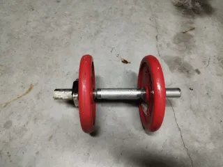 Mancuernas de pesas rojas