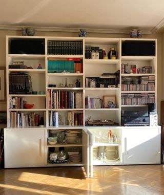 Estantería salón madera y lacada blanco