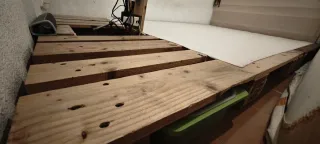 Somier de palets con proyector integrado