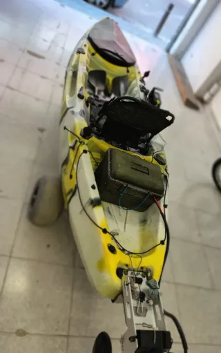 Kayak con motor Newport 180, pedales y remos