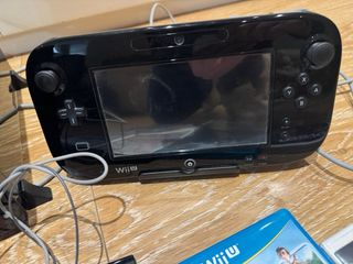 Consola Wii U con mandos y varios juegos y karaoke