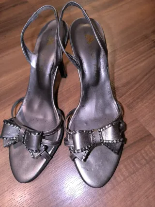 Sandalias doradas y plateadas con lazo