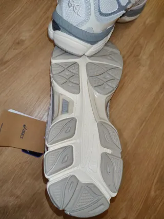 Asics Gel NYC Gris y Blanco