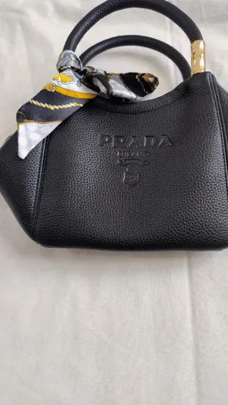 Borsa Prada nera in pelle a mano pochette