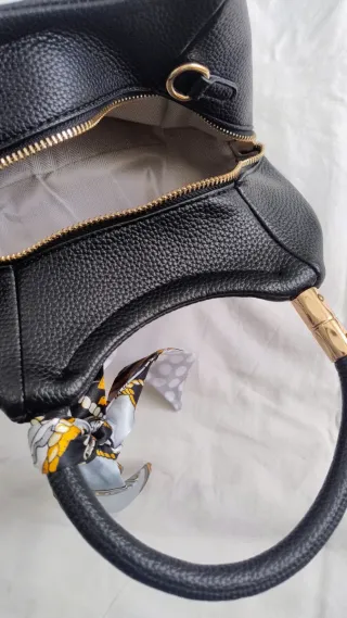 Borsa Prada nera in pelle a mano pochette