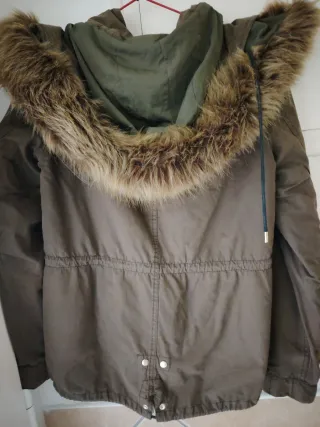 Anorak mujer verde con capucha y pelo