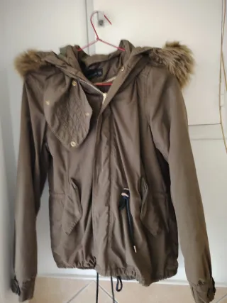 Anorak mujer verde con capucha y pelo