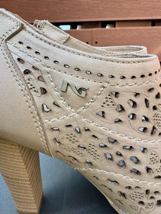 Stivaletti Nero Giardini traforati tacco alto beig