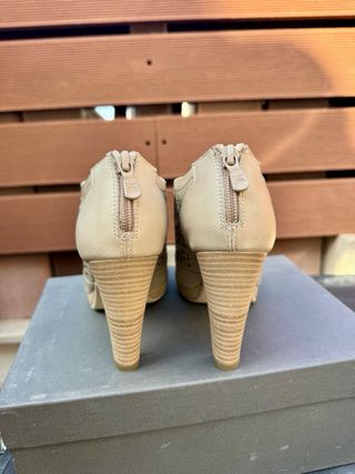 Stivaletti Nero Giardini traforati tacco alto beig