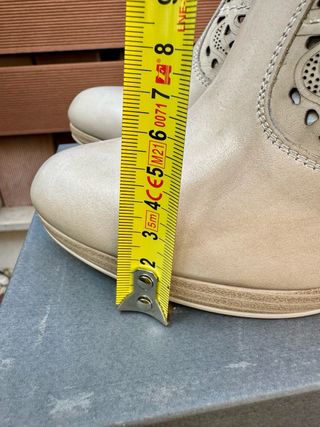 Stivaletti Nero Giardini traforati tacco alto beig