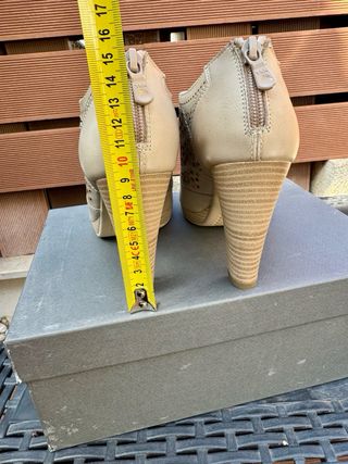 Stivaletti Nero Giardini traforati tacco alto beig