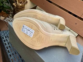 Stivaletti Nero Giardini traforati tacco alto beig