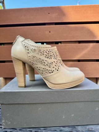 Stivaletti Nero Giardini traforati tacco alto beig