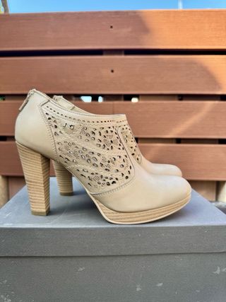 Stivaletti Nero Giardini traforati tacco alto beig