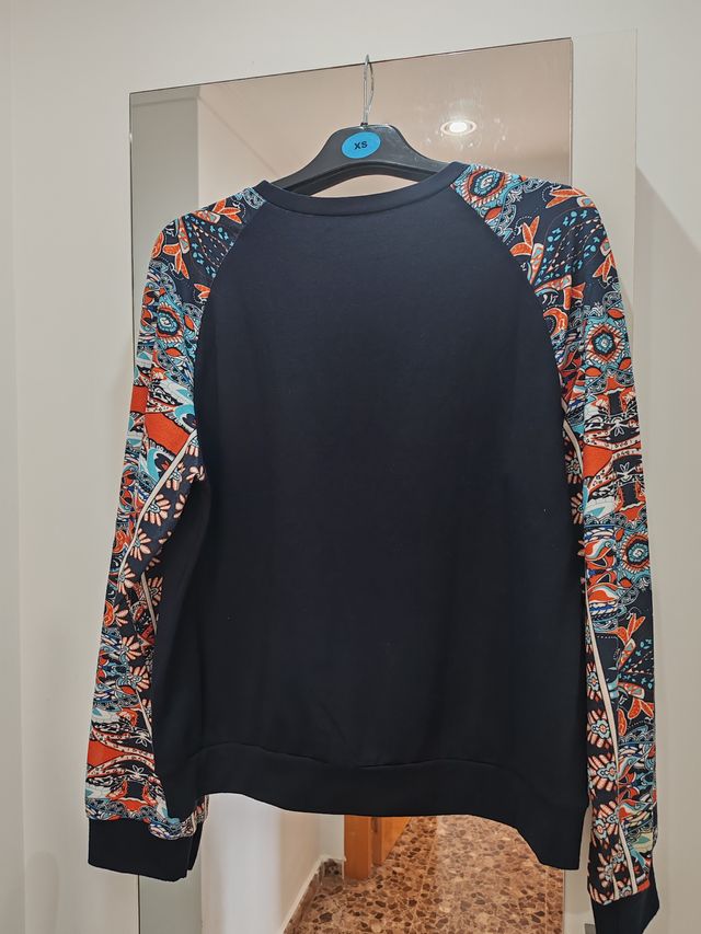 Sudadera mujer negra con estampado