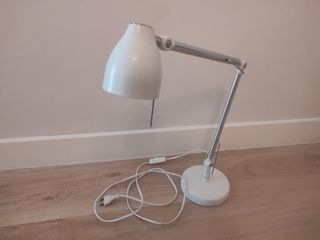Flexo de mesa blanco y plateado