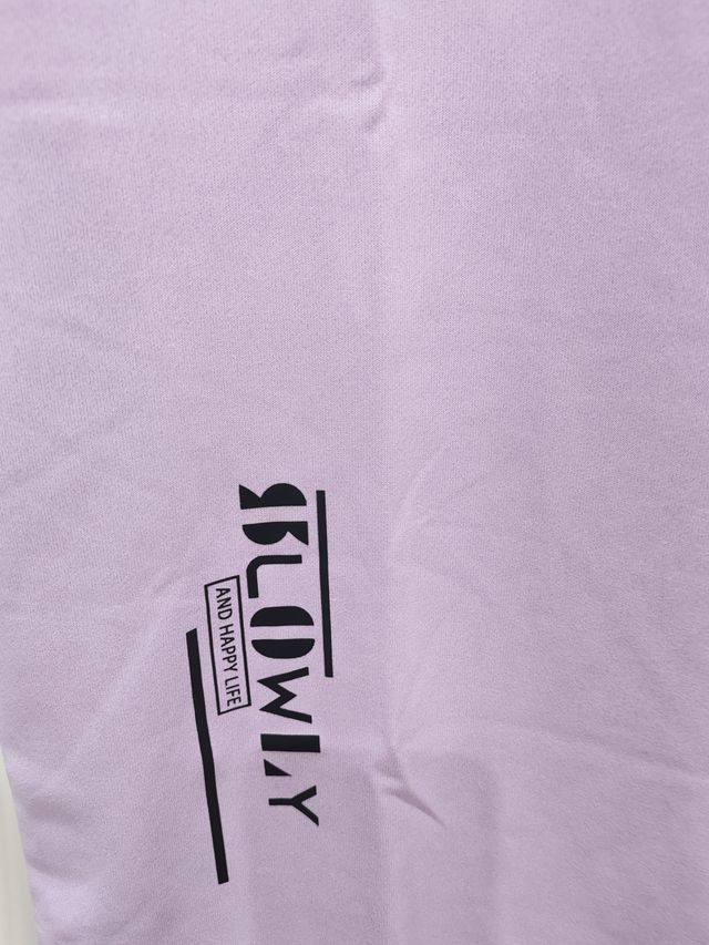 Camiseta Morada Manga Corta Estampada