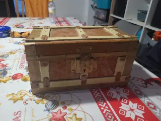 Baúl vintage madera y metal