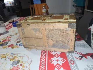 Baúl vintage madera y metal