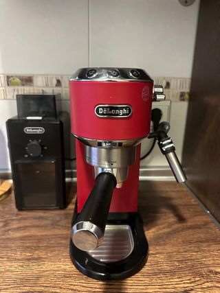 Cafetera DeLonghi Roja + Molinillo Delonghi