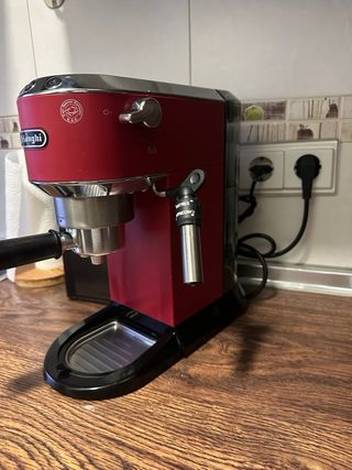 Cafetera DeLonghi Roja + Molinillo Delonghi