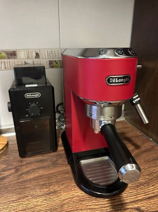 Cafetera DeLonghi Roja + Molinillo Delonghi