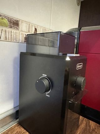 Cafetera DeLonghi Roja + Molinillo Delonghi