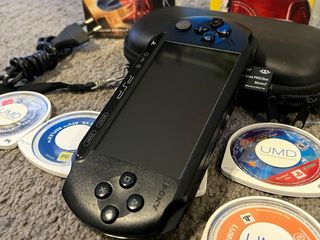 PSP sin uso muchos juegos y pelis, tarjeta, cables