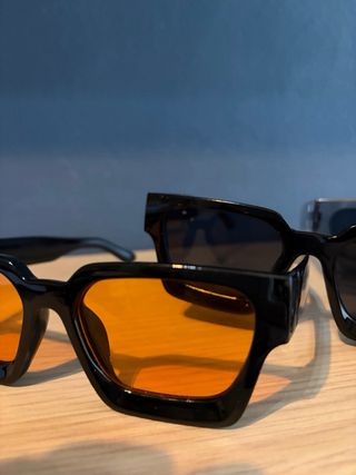 Occhiali da sole neri e arancioni