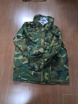 Chaquetón boscoso Gore-Tex Talla L y chubasquero