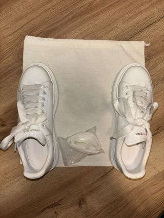 zapatillas deportivas blancas.