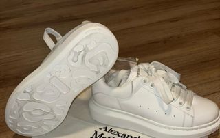 zapatillas deportivas blancas.