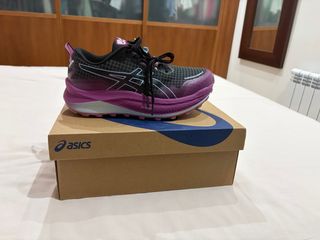 Deportivas Asics Negras y Moradas