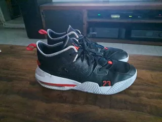 Zapatillas Jordan Negras y Rojas