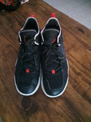 Zapatillas Jordan Negras y Rojas