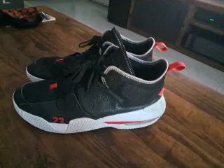 Zapatillas Jordan Negras y Rojas